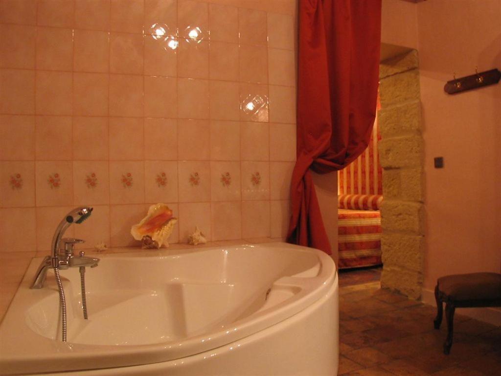 Bed and Breakfast Bize De La Tour Saint-Bonnet-du-Gard Zimmer foto